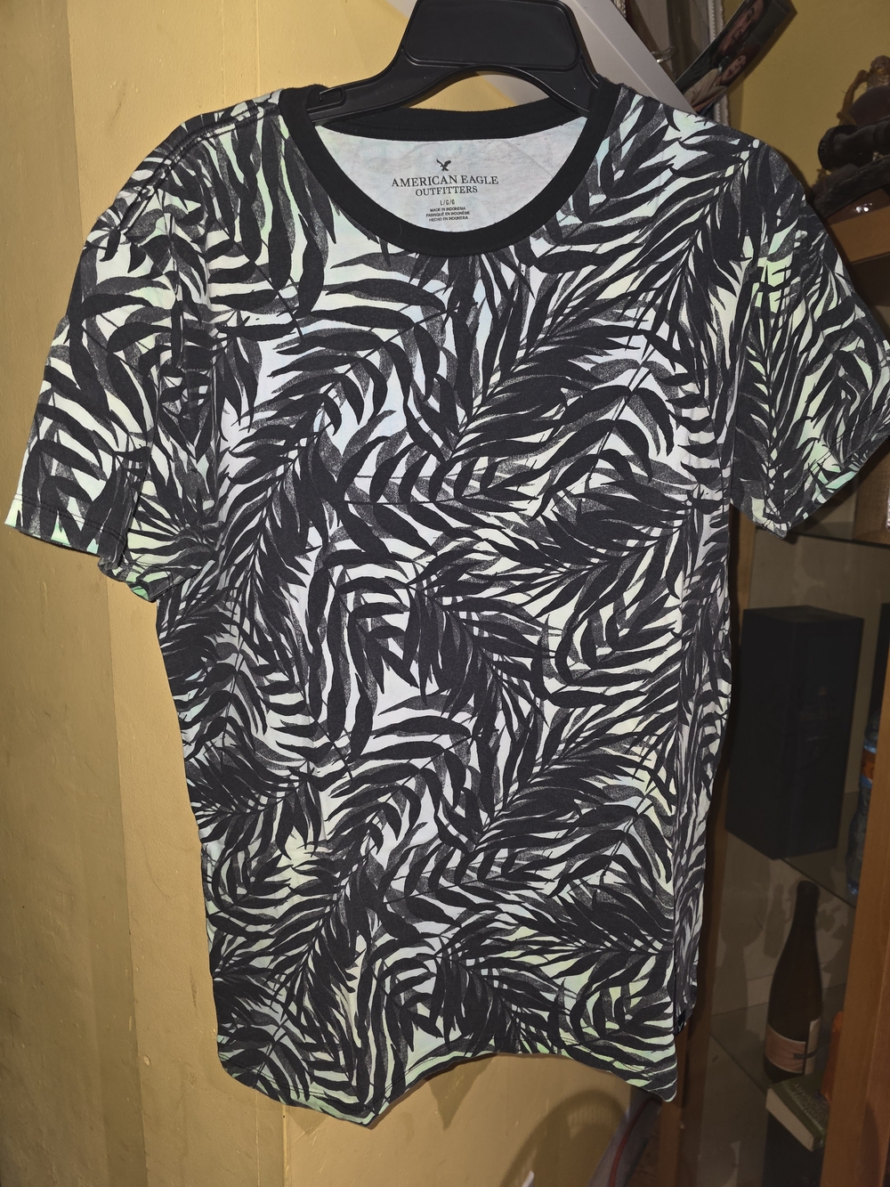 American Eagle Outfitters Men’s Black & Green Palm-Print T-Shirt